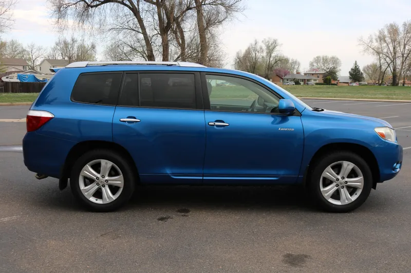 Toyota Highlander equipped with a V6 engine